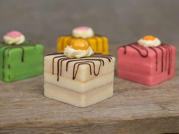 Petit four gesorteerd